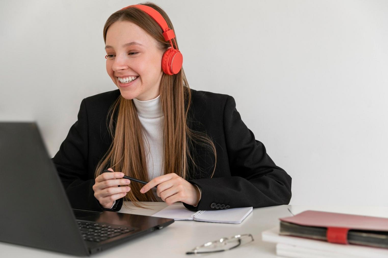 専門的な財務分析システムのダッシュボード