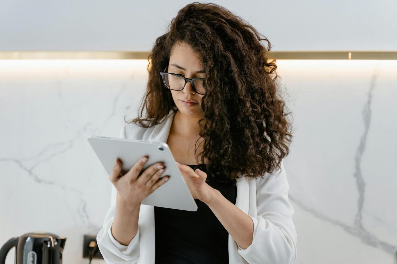 財務データ分析とレポート作成の様子